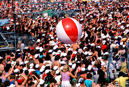 JFK Stadium, Live Aid Benefit Concert, 1985, Philadelphia, Audience, People, Crowds, Spectators, beach ball