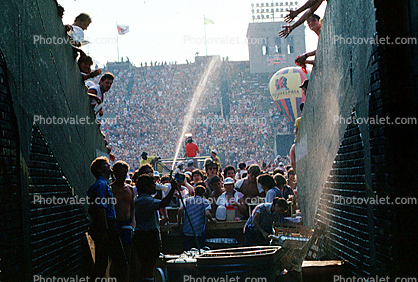Water Spray, hot, cooling off, Spectators, Audience, People, Crowds, JFK Stadium, Live Aid Benefit Concert, 1985