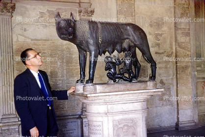 Capitoline Wolf, with Romulus and Remus, Mother Wolf, She-wolf, pedestal, bronze sculpture, suckling twin infants