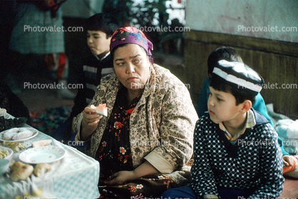 Woman, eating, boy, son, Samarkand