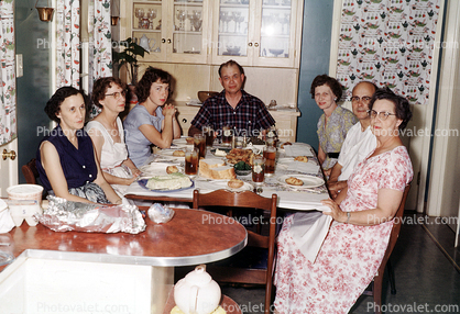 Thanksgiving Dinner, Turkey, table setting, dinner, women, men, wallpaper, 1950s