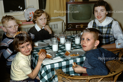Glasses of Milk, Boys and Girls, eating, Hamburger, television, 1950s, Dinner. Women, Men, couples, Mouth full, Table Cloth