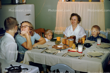 Teenagers in Love, Table, mother, plate settings, 1950s, Dinner. Women, Men, boys, Table Cloth