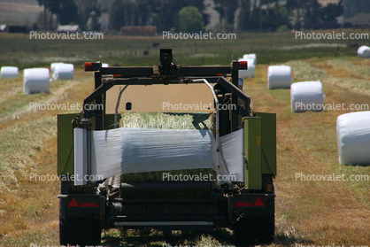 Tractor, baling hay, rolls, dust, dusty, Uniwrap, Rollant, CLAAG