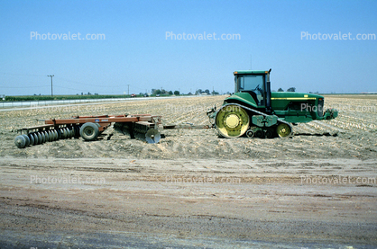 Harrow Disc Plow, John Deere Tractor 8400T, Rotary Plow, rusting Silo