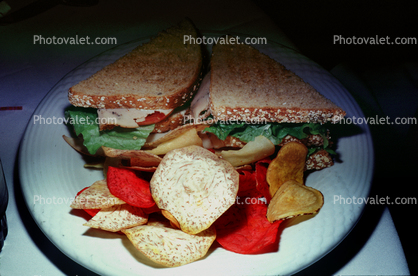 sandwich, vegetable chips, plate, Rye Bread