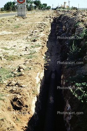 Laying down Water Pipe, Pipline, Ditch, Africa