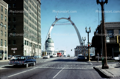 Building the Saint Louis Arch