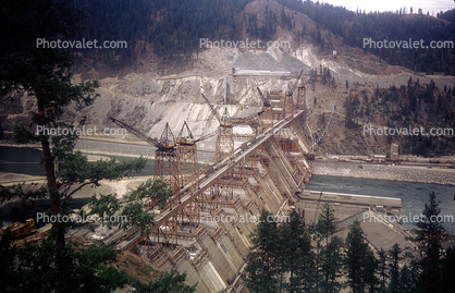 Construction of a dam, cranes, Kootenai River, Libby Dam, Montana, August 1970