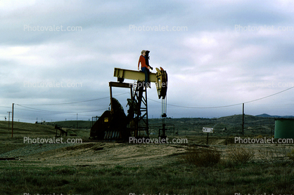 Snoopy, Pumpjack, also known as nodding donkeys, pumping units, horsehead pumps, beam pumps, sucker rod pumps (SRP), grasshopper pumps, thirsty birds and jack pumps