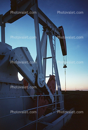 Oil Pump, Texas, Pumpjack, also known as nodding donkeys, pumping units, horsehead pumps, beam pumps, sucker rod pumps (SRP), grasshopper pumps, thirsty birds and jack pumps