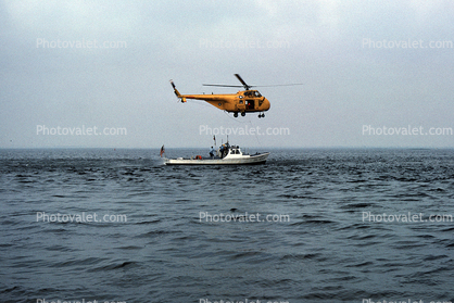 CG-40437 40 foot UTB, Training excercise with a Sikorsky H-19, August 1962, 1960s