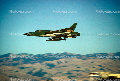 Republic F-105 Thunderchief, NAS Moffett Field (Federal Airfield), Mountain View, California