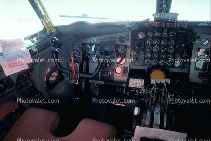 KC-135 Stratotanker, Cockpit