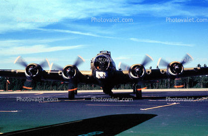B-17 Flyingfortress, head-on