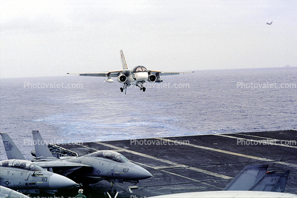 Lockheed S-3B Viking, Landing, Tailhook