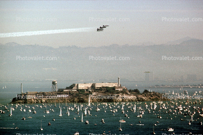 McDonnell Douglas F-18 Hornet, Blue Angels, Alcatraz Island, crowded boats