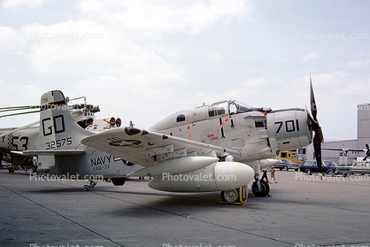 EA-1F Skyraider, 32575, 701, VAQ-33, cars, 1950s