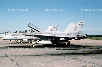 VFA-105, 327, McDonnell Douglas F-18 Hornet