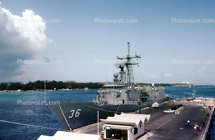 USS Underwood (FFG-36), OLIVER HAZARD PERRY class, Nassau Harbor, Dock, Harbor