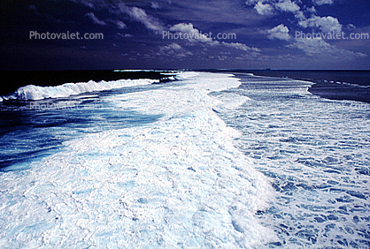 Big Waves in the middle of the ocean, Coral Reef, Barrier Reef, Seascape