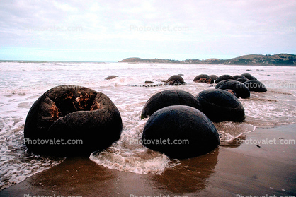 Moeraki Boulders, Koekohe Beach, Otago coast, round rocks