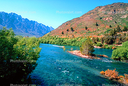 Kawarau River, mountains