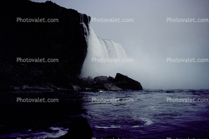 American Falls, mist, boulders