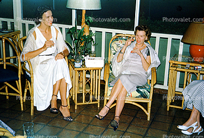 Women talking, 1950s