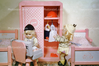 Ginny and Johny, Closet, Girl Dolls, Bed, Suitcase, Children Packing a suitcase, Diorama, 1950s