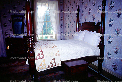Bed, Post, Rug, Carpet, Wallpaper