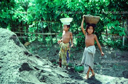 Girls carrying baskets, barefeet, barefoot, Lombok Ilsland