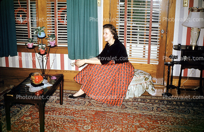 housewife, coffee table, levelours, December 25 1956, 1950s