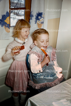 Brother and Sister, Shaving, Cutting Hair, Haircut, funny, cute, 1950s