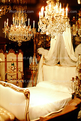 Bed, Chandalier