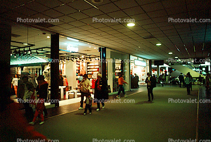 Prints Plus store, People, Mall