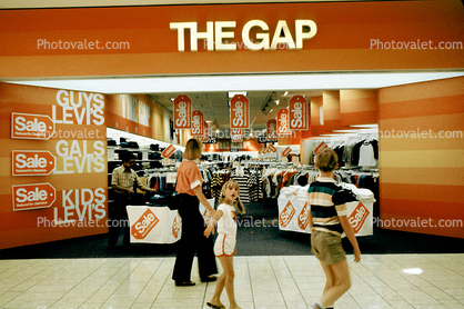 The Gap, Girl, boy, Shopping Mall, interior, inside, indoors, shoppers, 1980s