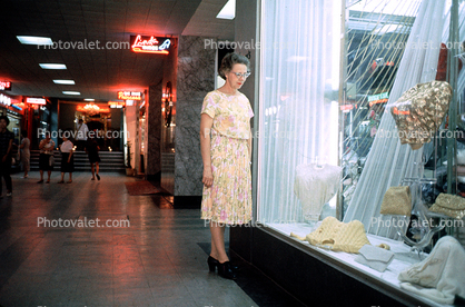 Window-Display, shopping center, Mall, Window-Shop, Store, October 1962, 1960s