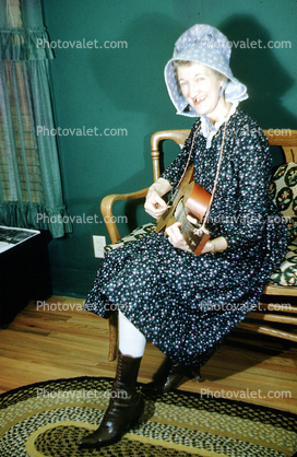 Playing Guitar, Hillbilly Woman