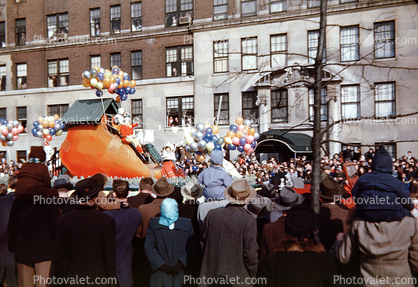 Old Woman in a Shoe, Shoehouse, balloons, crowds, people