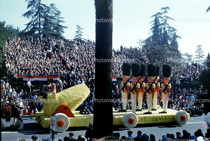 Toy Tin Soldiers, cannon, float, crowds, 1950s