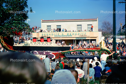 Benedici & Benedict, Long Beach Queen Marry Float, 1950s, Crowds, people