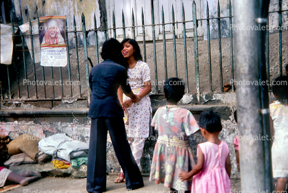 Couple arguing on the sidewalk, Mumbai (Bombay), India