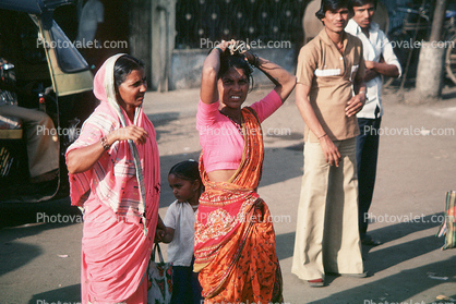 Women Walking, Saree, Mumbai