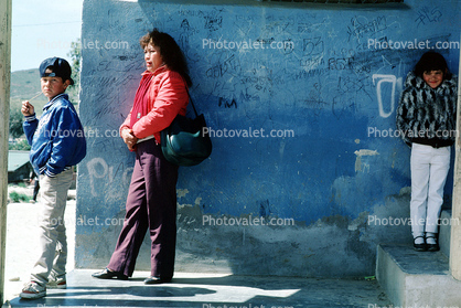 Woman, pants, jacket, purse, boy, girl, Colonia Flores Magone