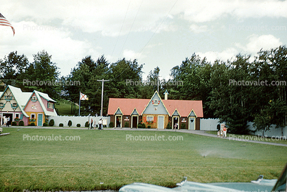 entrance, lawn, buildings, Storytown, Lake George, New York, 1957, 1950s