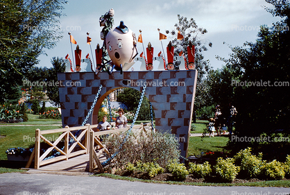 Humpty Dumpty, Egghead, Draw Bridge, theme park, July 1961, 1960s