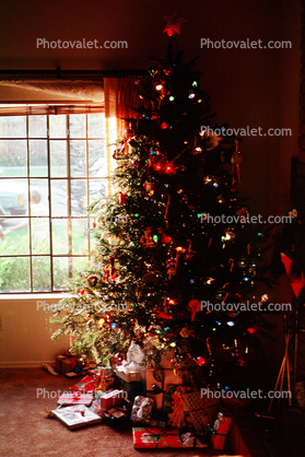 Decorated Tree, Decorations, presents