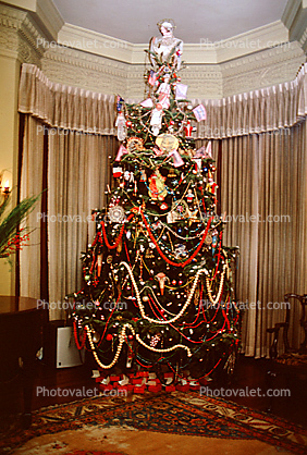 Decorated Tree, presents, living room