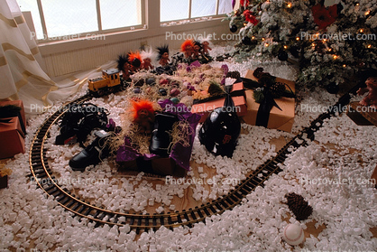 Railroad Tracks Train Set around the Christmas Tree, Decorated Tree, decorations, presents